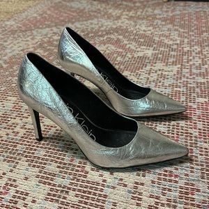 Calvin Klein Brady Pump, Silver Metallic, Womens 8.5, Pointed Toe Heel